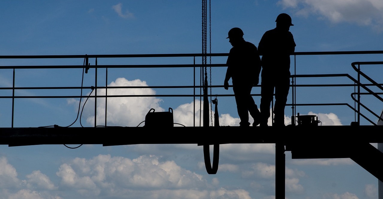 Working at heights is dangerous, so proper safety precautions must be taken. Here are some safety tips you can follow.